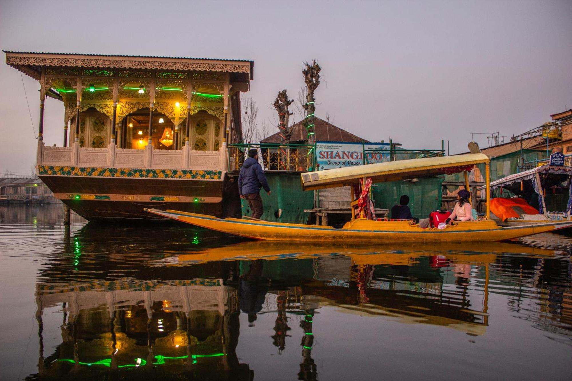 House Boat New Manora Panzió Srīnagar Kültér fotó