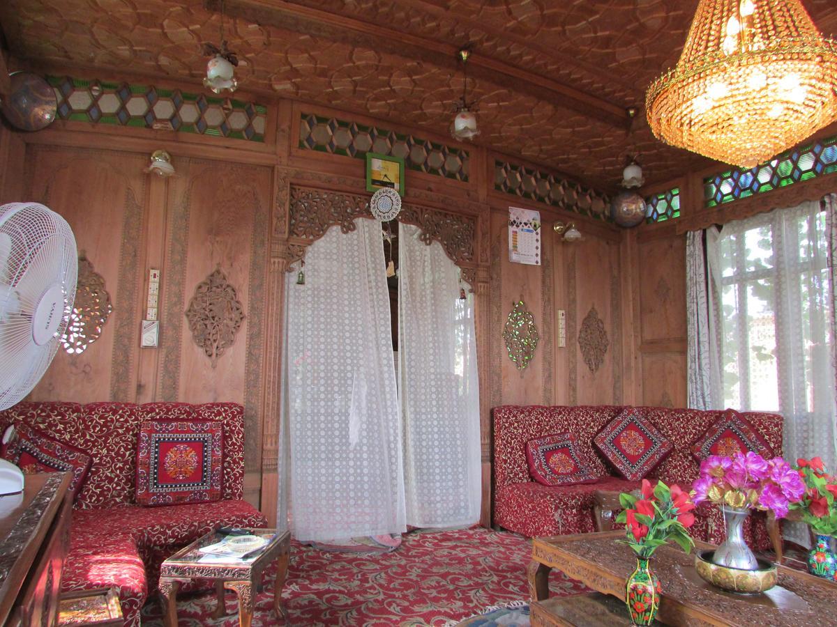 House Boat New Manora Panzió Srīnagar Kültér fotó