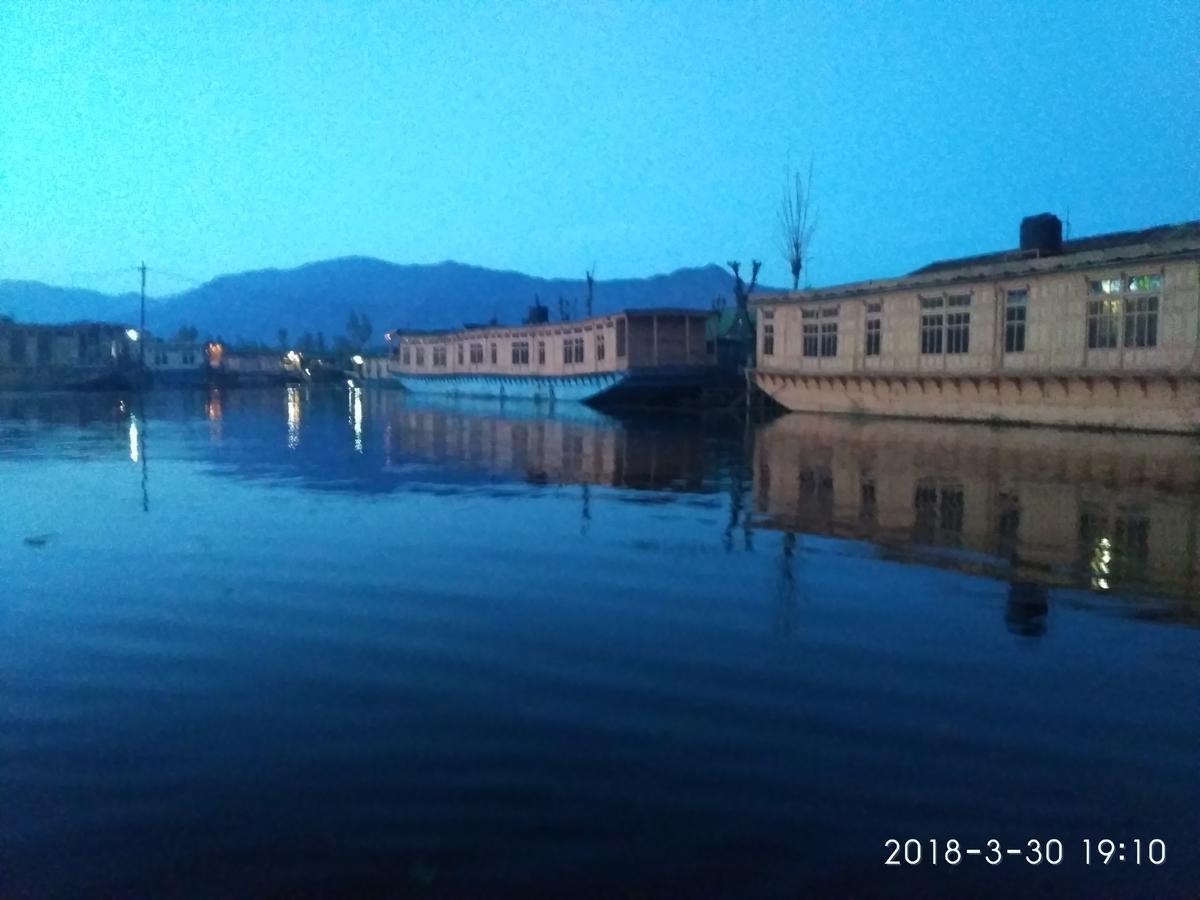 House Boat New Manora Panzió Srīnagar Kültér fotó